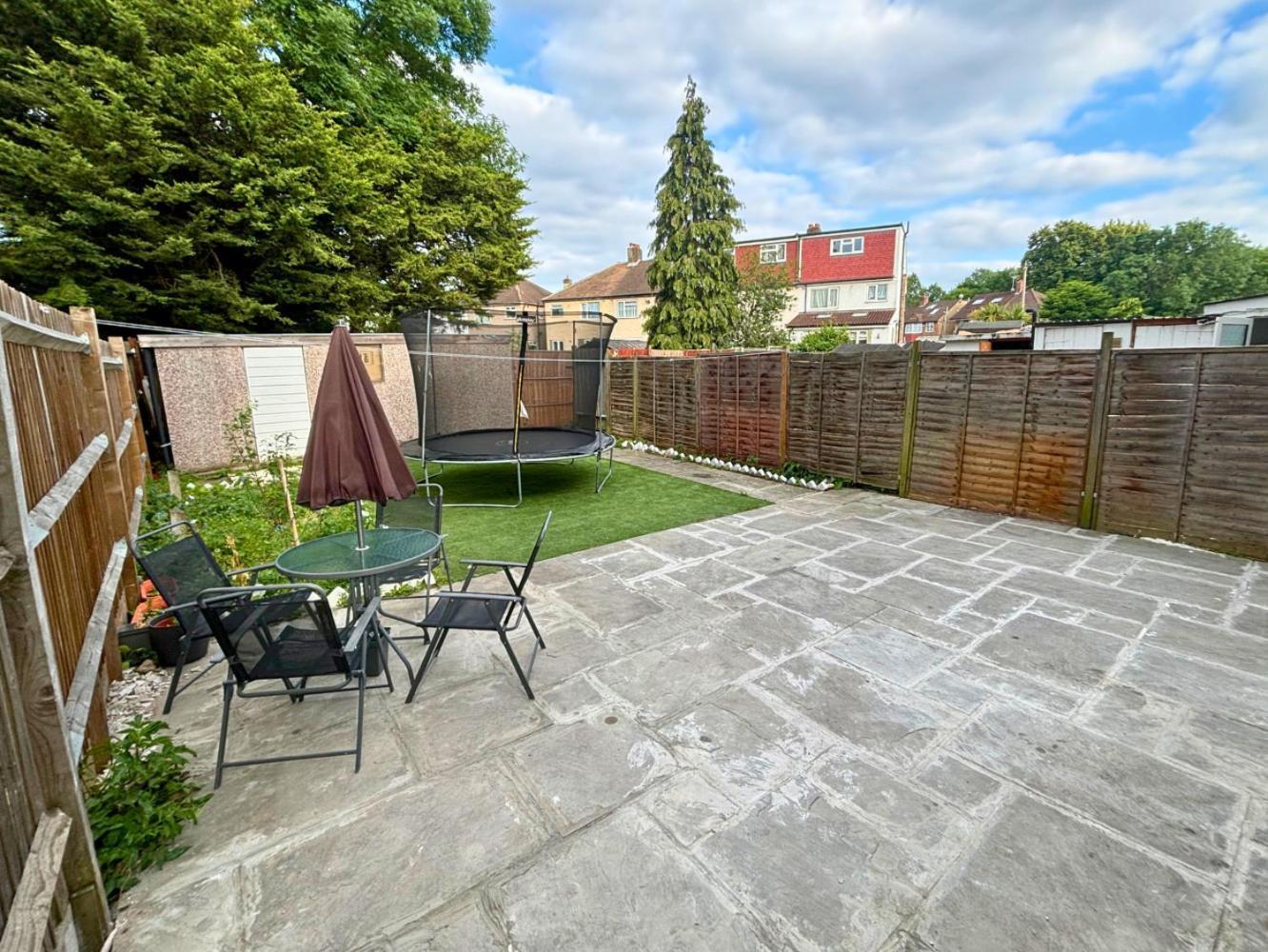 Charming And Cosy London Home, Garden, Parking & Family Fun Mitcham Exterior foto